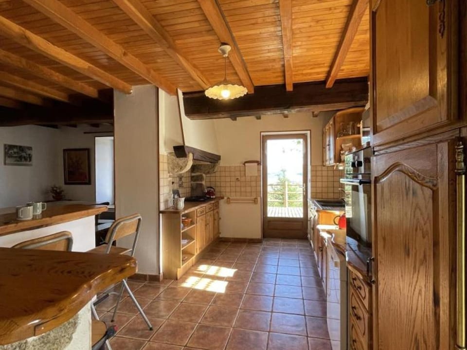 Maison rustique avec cheminée, jardin et animaux admis à Laprugne - FR-1-489-184 House in Auvergne-Rhône-Alpes