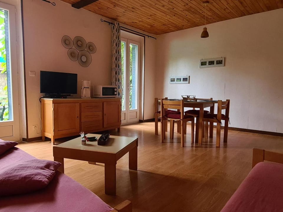 Gîte indépendant avec terrasse et garage à La Chabanne - FR-1-489-187 House in Auvergne-Rhône-Alpes