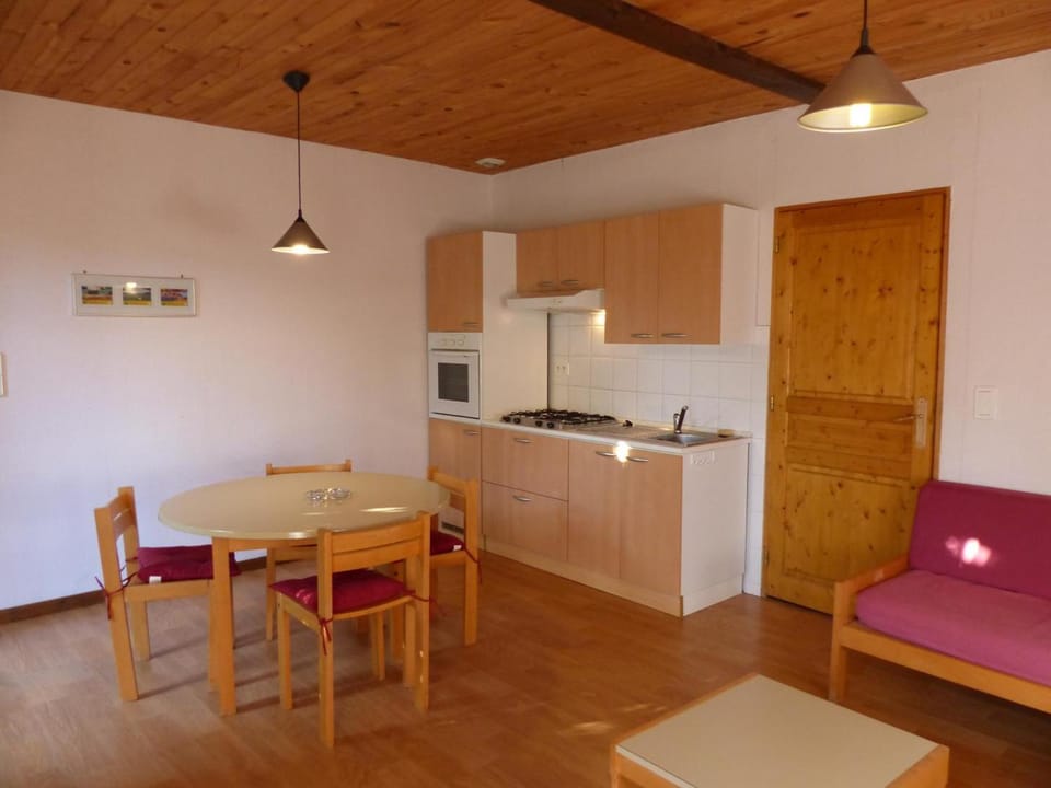 Gîte indépendant avec terrasse et garage à La Chabanne - FR-1-489-187 House in Auvergne-Rhône-Alpes