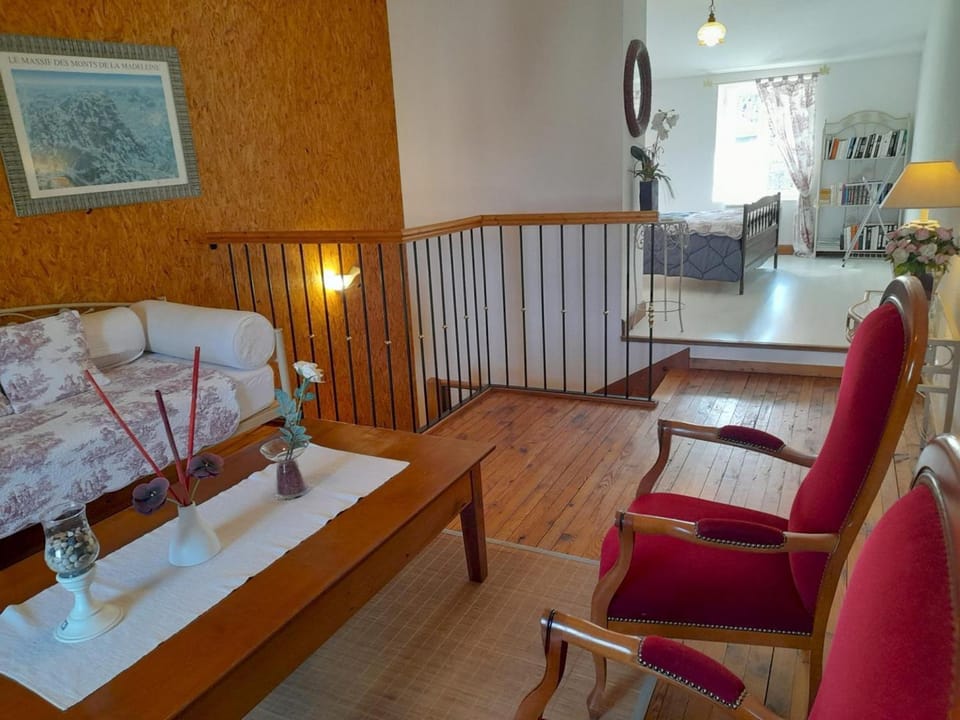 Maison en pierres rénovée avec patio à Ferrières-sur-Sichon - FR-1-489-191 House in Auvergne-Rhône-Alpes