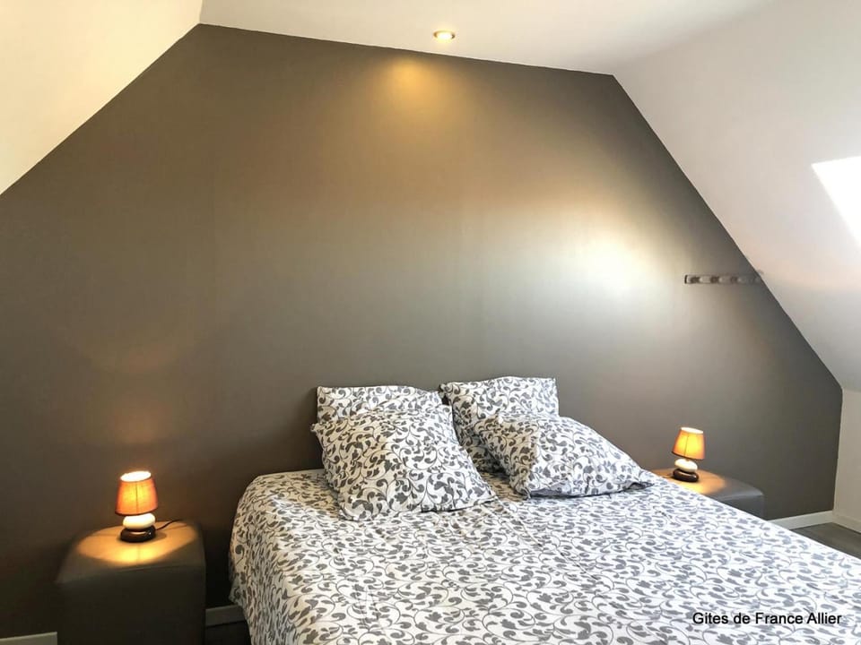 Ancienne longère rénovée avec piscine privative et animaux admis Country House in Auvergne-Rhône-Alpes