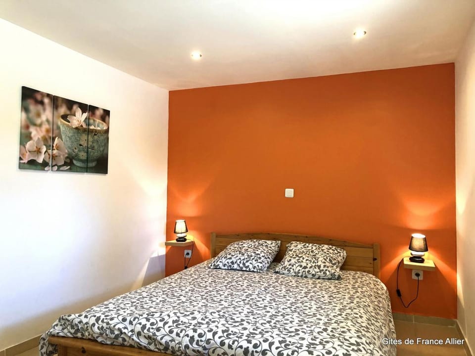 Ancienne longère rénovée avec piscine privative et animaux admis Country House in Auvergne-Rhône-Alpes