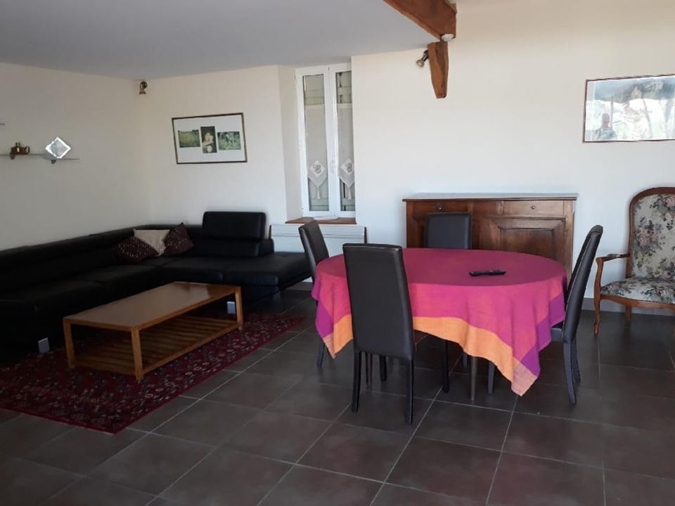 Gîte Rustique et Moderne avec Piscine et Animaux Acceptés - FR-1-489-229 House in Auvergne-Rhône-Alpes