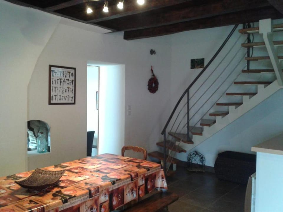 Gîte Rustique et Moderne avec Piscine et Animaux Acceptés - FR-1-489-229 House in Auvergne-Rhône-Alpes