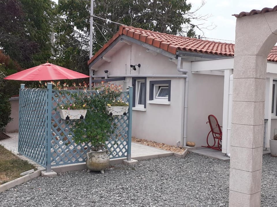 Studio à la campagne avec piscine partagée et jardin - FR-1-489-230 Apartment in Auvergne-Rhône-Alpes