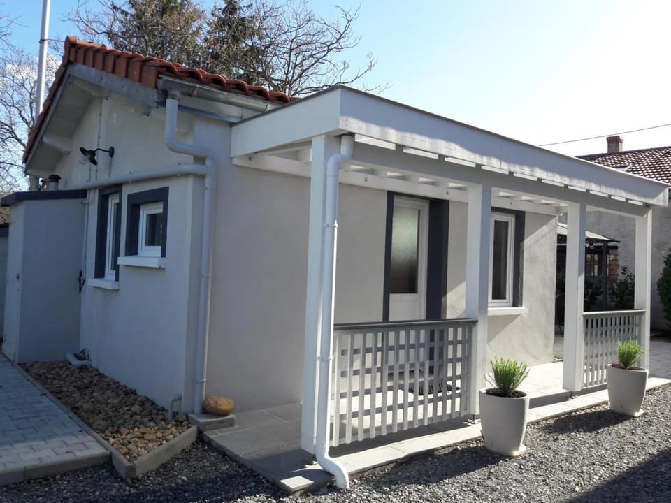 Studio à la campagne avec piscine partagée et jardin - FR-1-489-230 Apartment in Auvergne-Rhône-Alpes