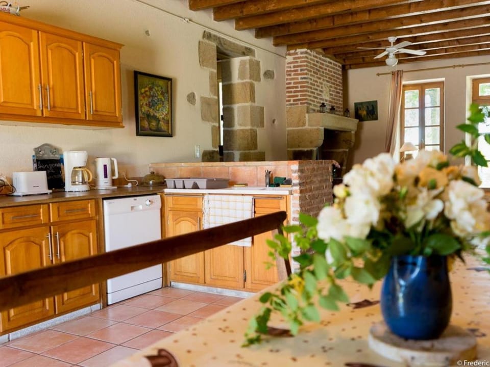 Gîte champêtre avec piscine et Wifi à Souvigny - FR-1-489-231 House in Auvergne-Rhône-Alpes