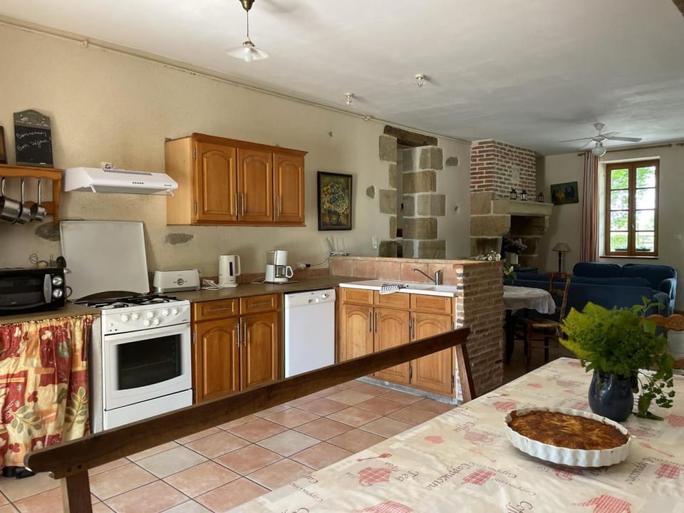 Gîte champêtre avec piscine et Wifi à Souvigny - FR-1-489-231 House in Auvergne-Rhône-Alpes