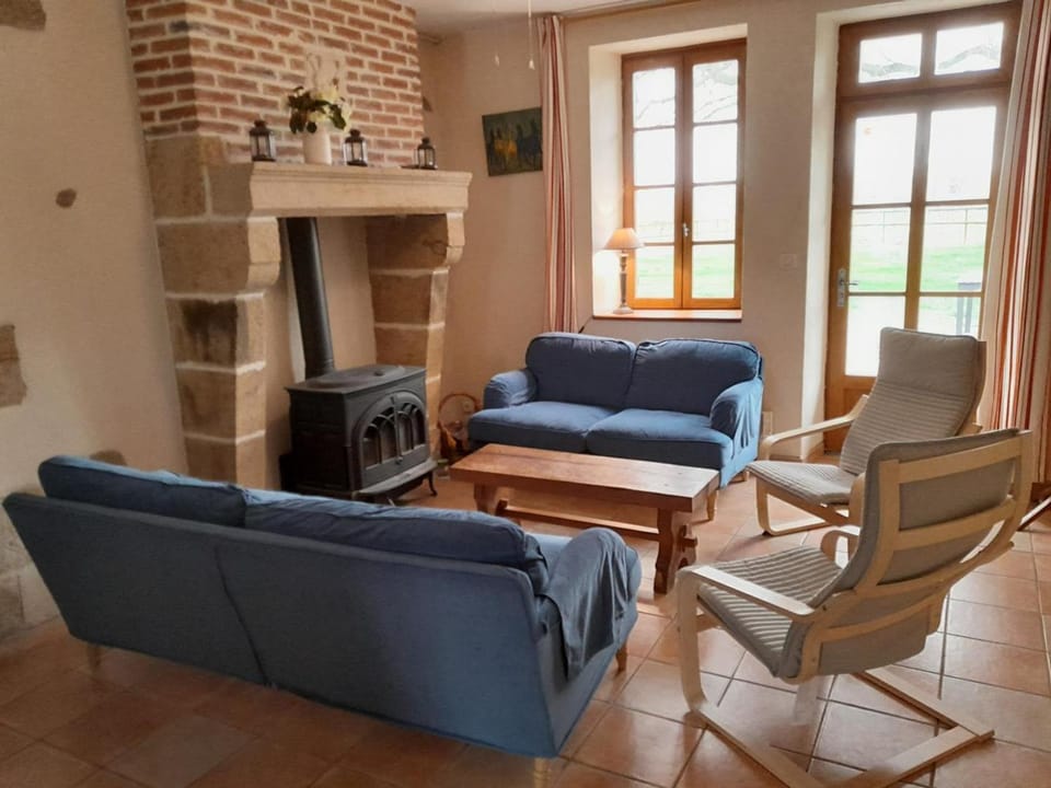 Gîte champêtre avec piscine et Wifi à Souvigny - FR-1-489-231 House in Auvergne-Rhône-Alpes