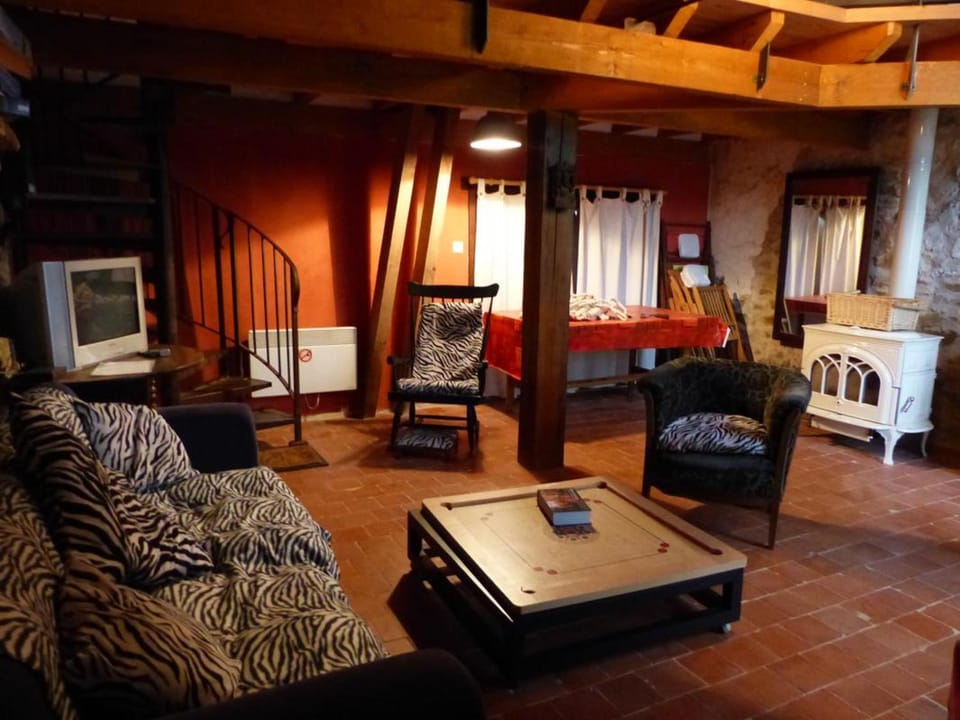 Charmante fermette rénovée avec Internet et animaux acceptés - FR-1-489-246 House in Auvergne-Rhône-Alpes