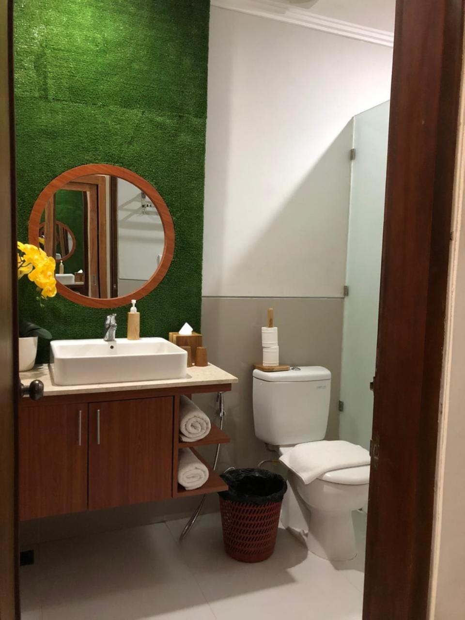 Toilet, Bathroom, towels