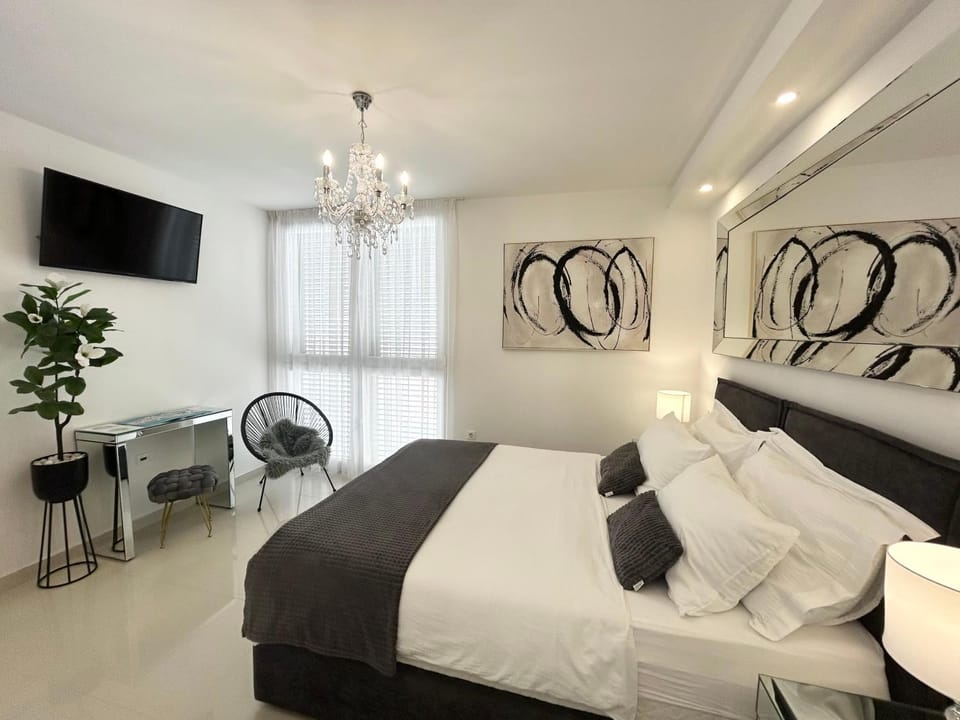 Bed, TV and multimedia, Bedroom