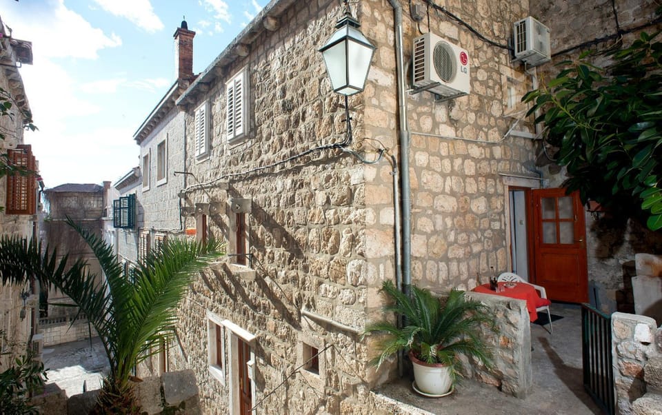 Facade/entrance, Balcony/Terrace