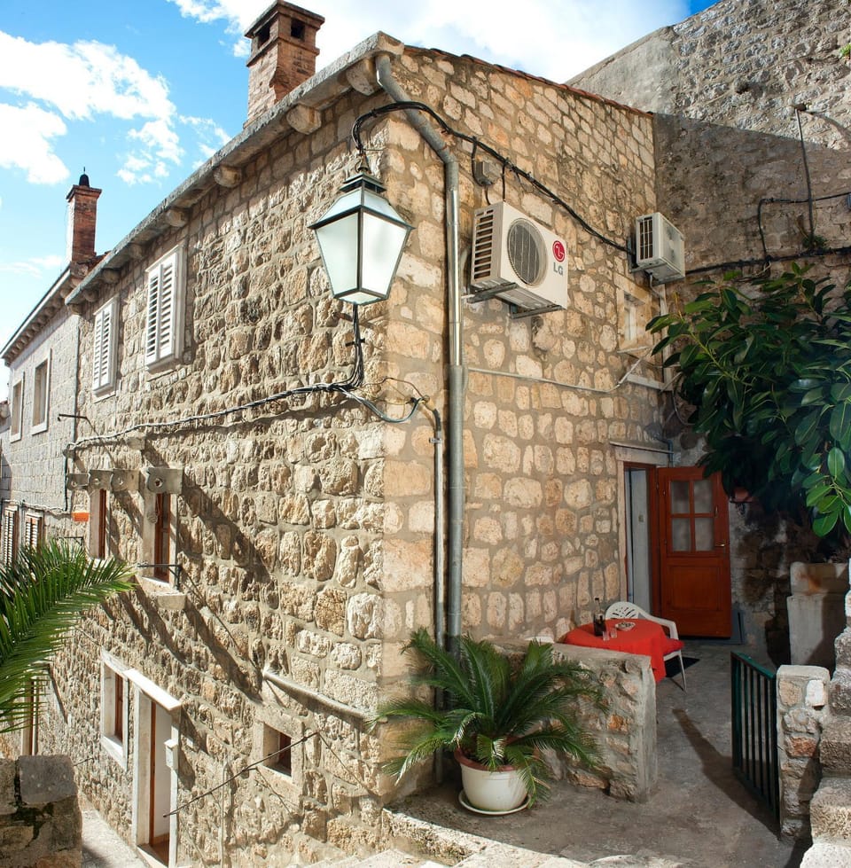 Facade/entrance, Balcony/Terrace