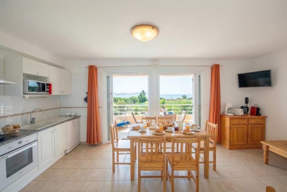 Communal lounge/ TV room, TV and multimedia, Kitchen or kitchenette, Living room, Seating area, Dining area, dishwasher, oven, pet friendly, stove