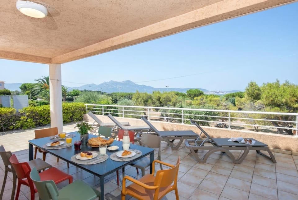 Patio, Spring, Day, Natural landscape, View (from property/room), Balcony/Terrace, Food and drinks, Seating area, Dining area, Food, Mountain view