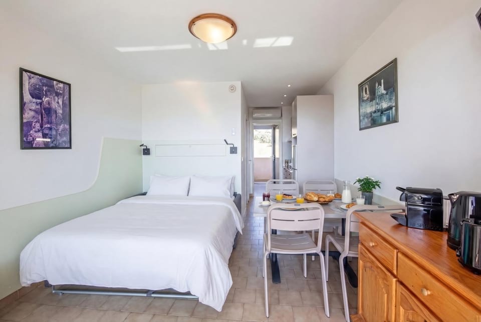 Bed, Coffee/tea facilities, Kitchen or kitchenette, Food and drinks, Photo of the whole room, Dining area, Bedroom, Food, Breakfast, Continental breakfast