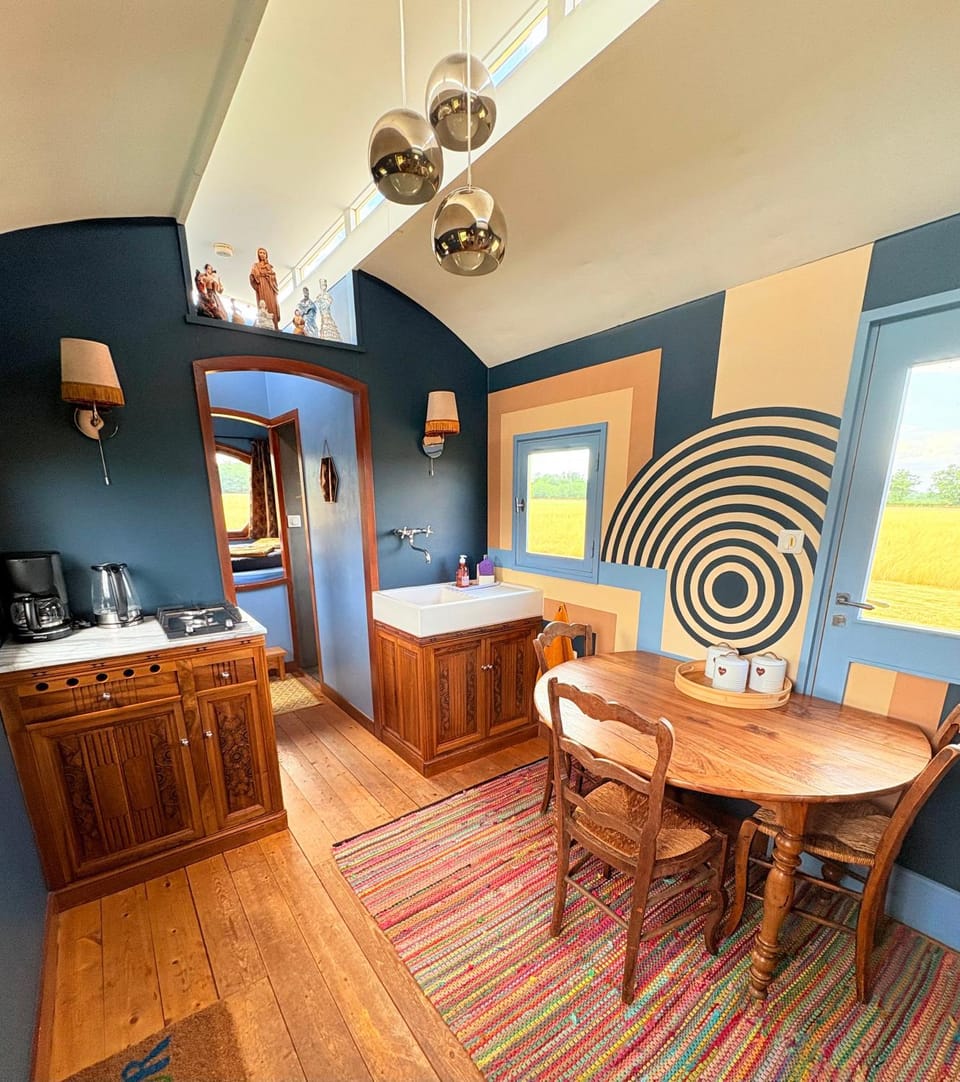 La roulotte CIRCUS des Grillots Campground/ 
RV Resort in Bourgogne-Franche-Comté