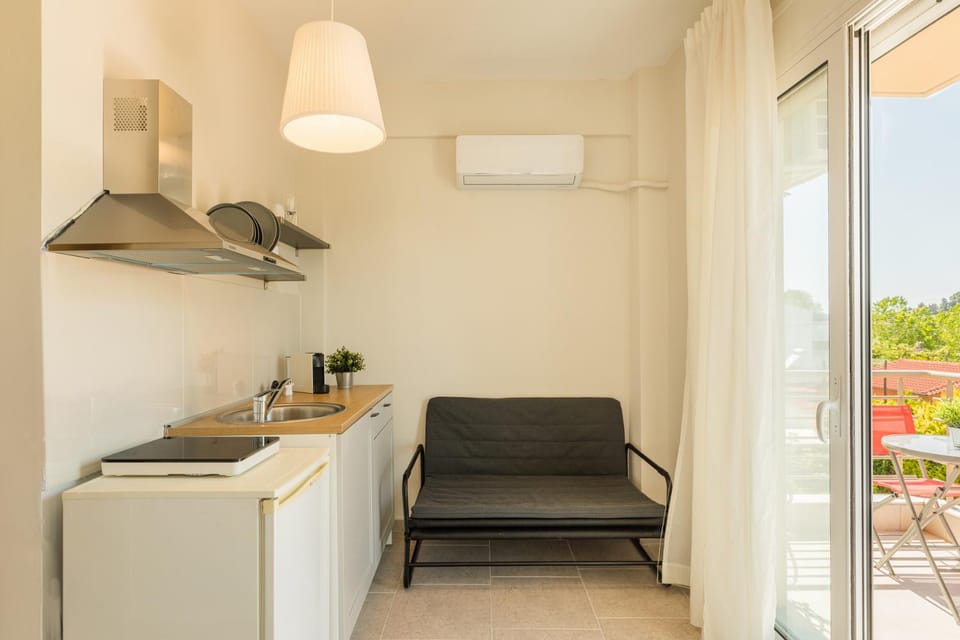 Kitchen or kitchenette, Seating area, air conditioner