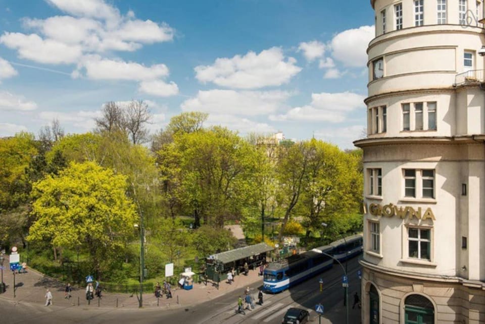 Landmark view, Street view