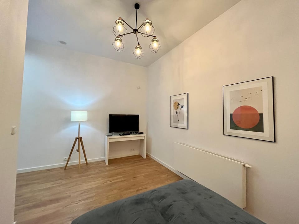 Communal lounge/ TV room, TV and multimedia, Living room, Seating area, Bedroom