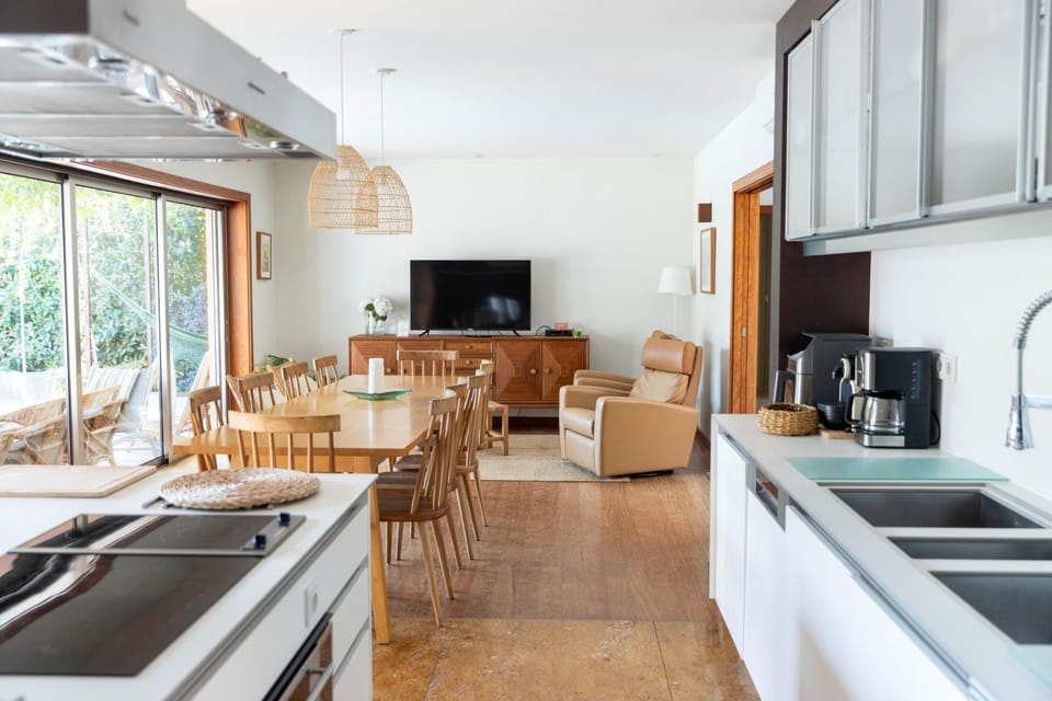 Communal lounge/ TV room, TV and multimedia, Coffee/tea facilities, Kitchen or kitchenette, Living room, Dining area, dishwasher, oven, stove, toaster
