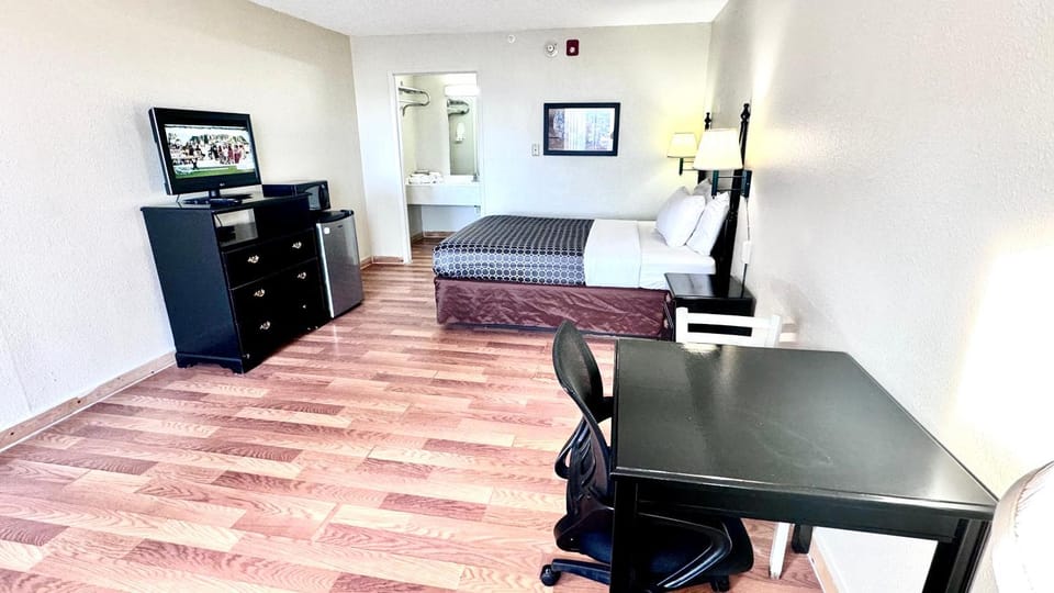 Bed, TV and multimedia, Photo of the whole room, Seating area, hair dresser, minibar