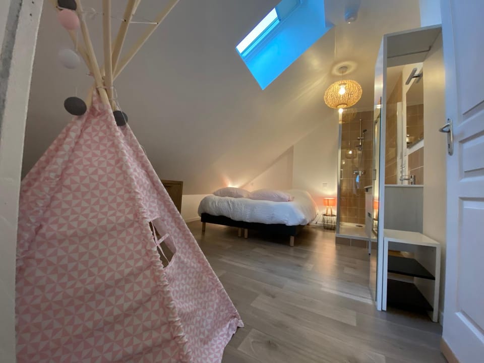 Shower, Bed, Photo of the whole room, Bedroom