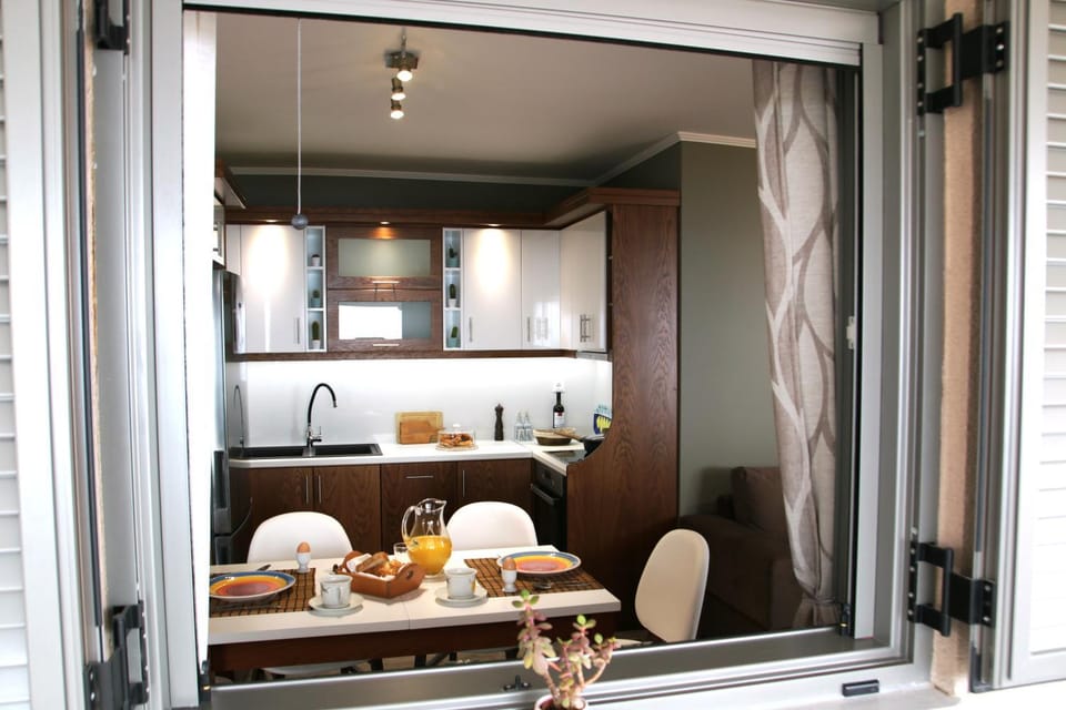Coffee/tea facilities, Kitchen or kitchenette, Food and drinks, Dining area, Food