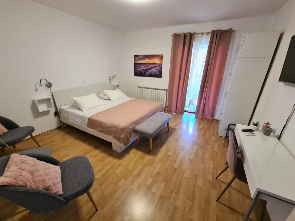 Bed, TV and multimedia, Seating area, Bedroom, hair dresser