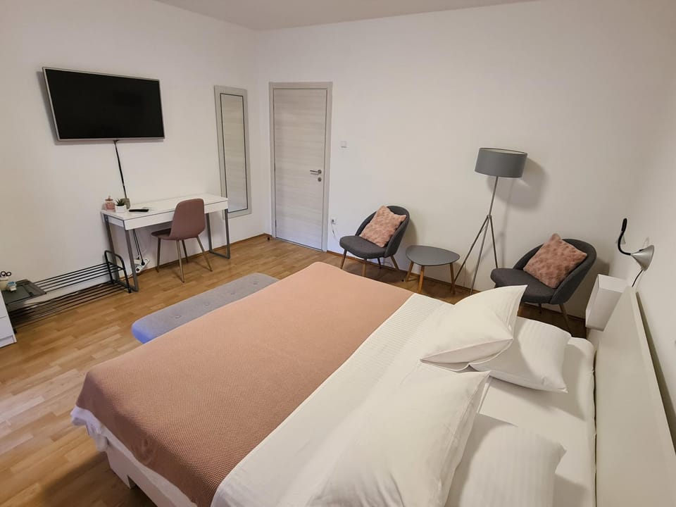 Bed, TV and multimedia, Bedroom