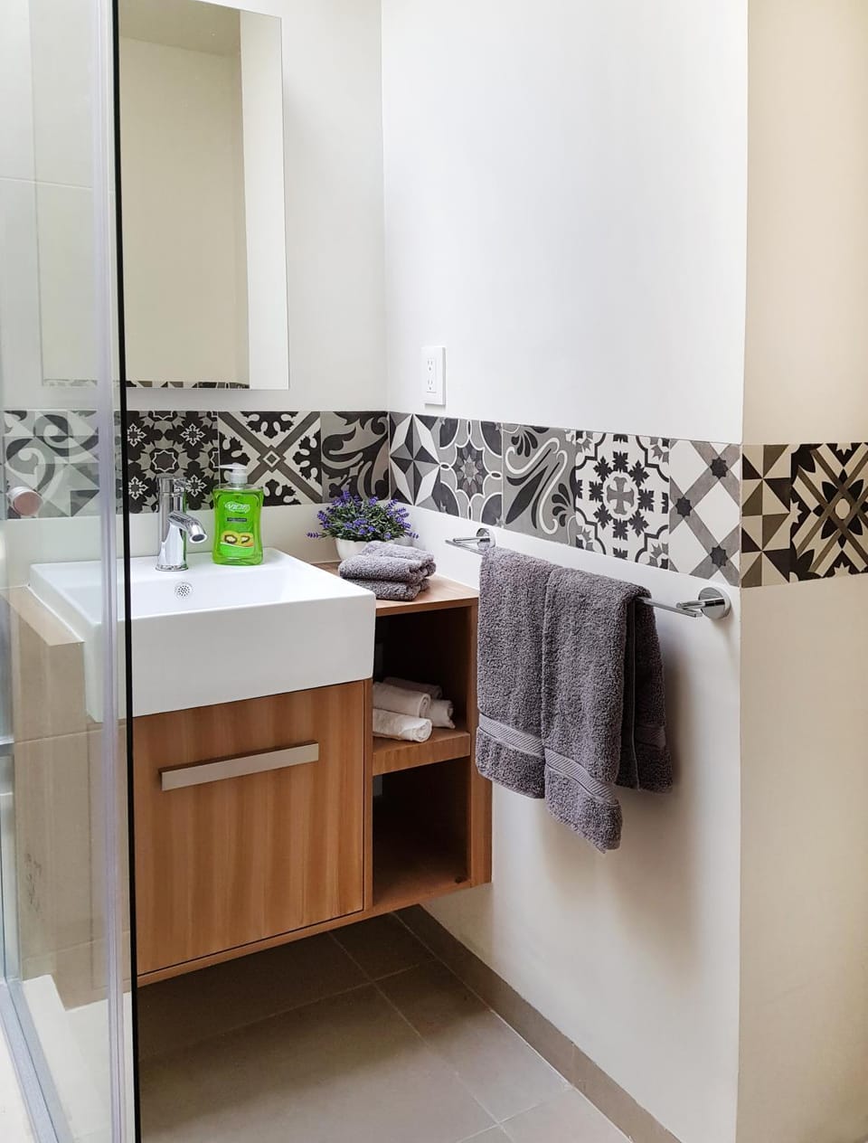 Toilet, towels
