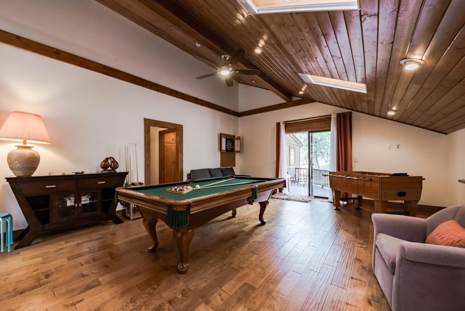 Billiard, Game Room, Balcony/Terrace, Seating area, furniture