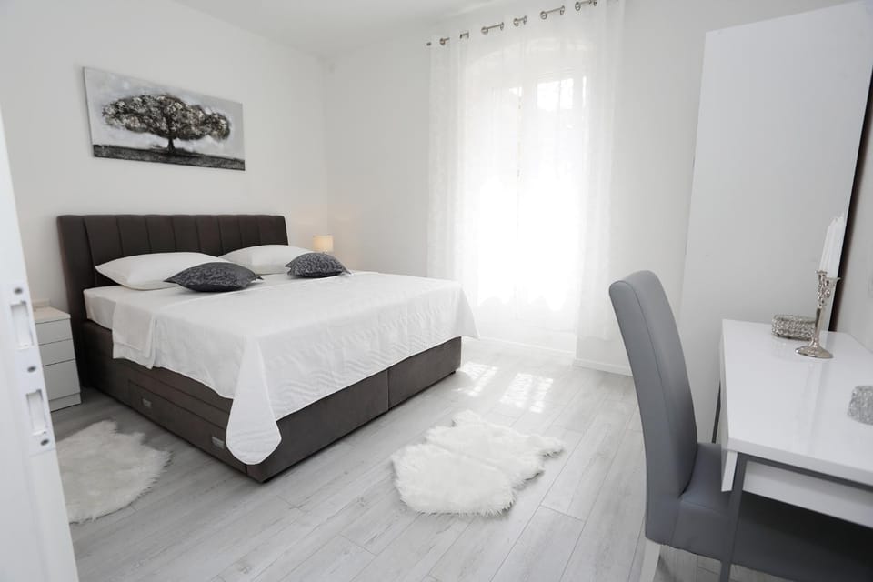 Bed, Other, Photo of the whole room, Bedroom