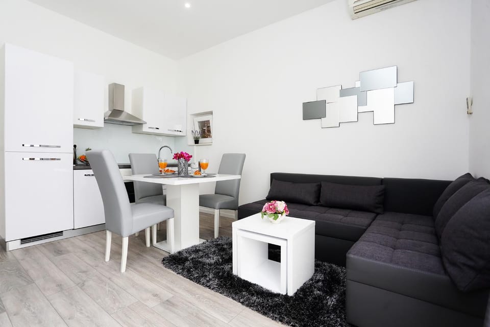 Kitchen or kitchenette, Living room, Photo of the whole room, Seating area, Dining area