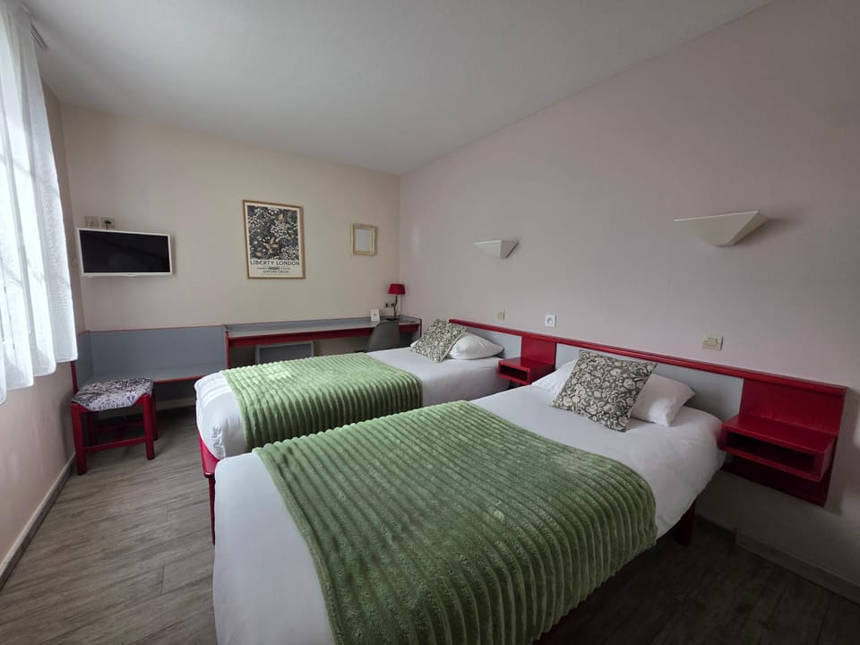 Property building, Bed, Bedroom