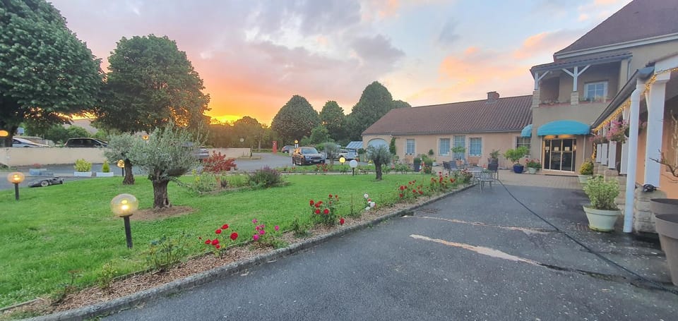 Property building, Facade/entrance, Garden, View (from property/room), Garden view, Parking
