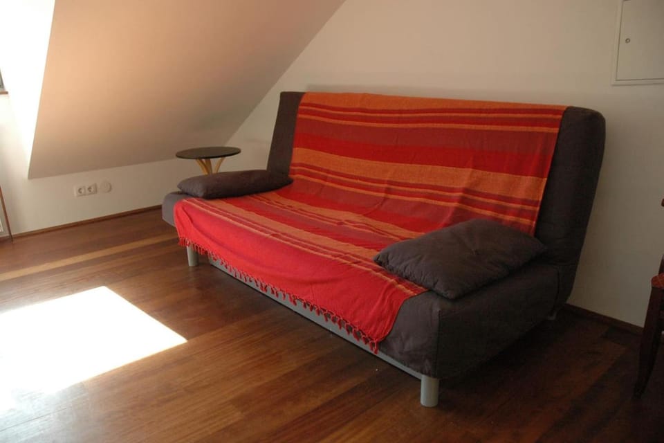 Bed, Seating area, Bedroom