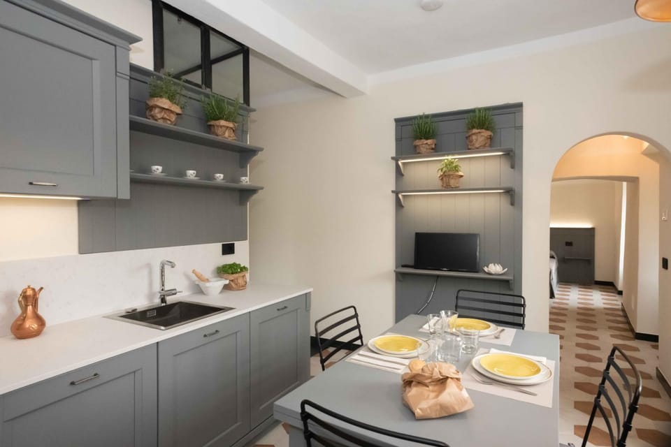 TV and multimedia, Coffee/tea facilities, Kitchen or kitchenette, Living room, Seating area, Dining area, Area and facilities