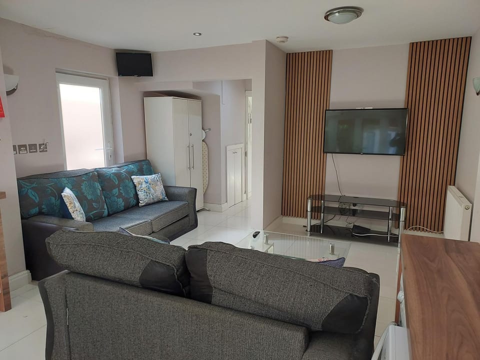 Communal lounge/ TV room, TV and multimedia, Seating area, Evening entertainment