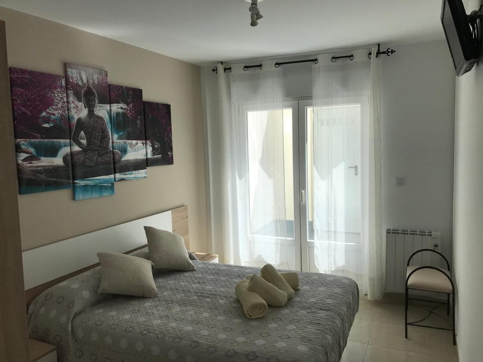 Bed, TV and multimedia, Photo of the whole room, Bedroom, towels