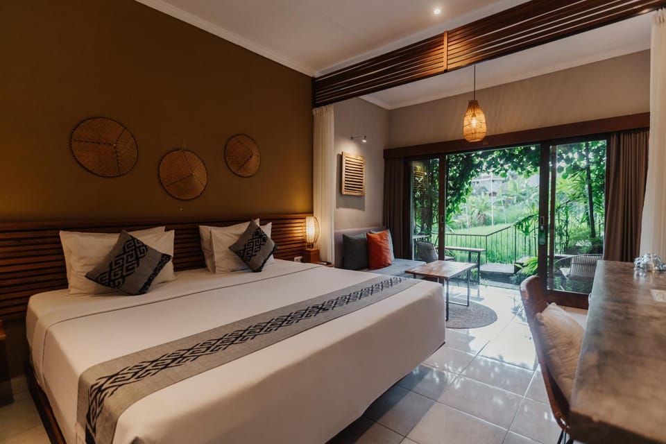 Bed, Photo of the whole room, Seating area, Bedroom