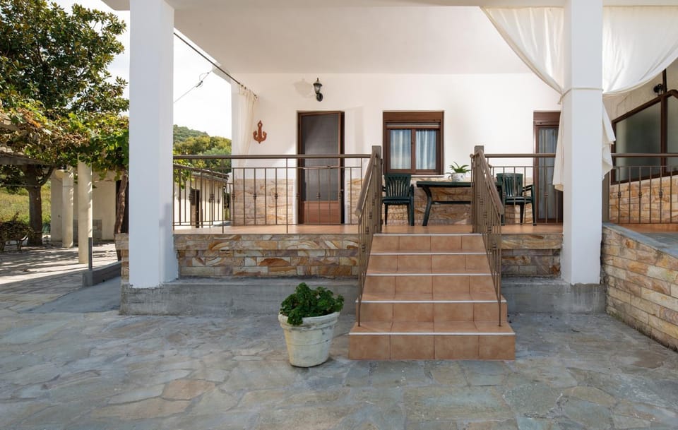 Facade/entrance, Balcony/Terrace
