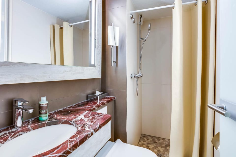 Bathroom, Photo of the whole room