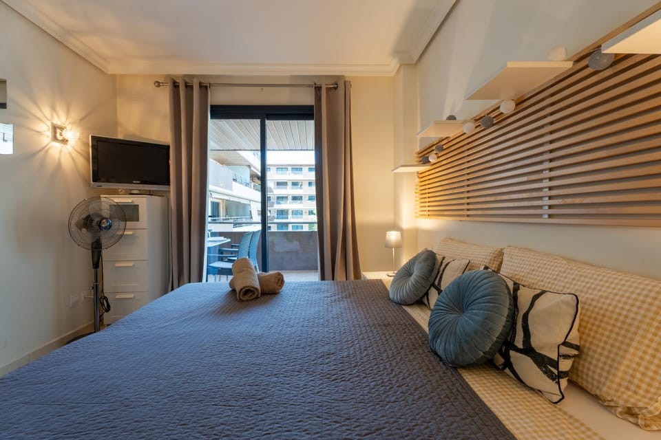 Bed, TV and multimedia, Photo of the whole room, Seating area, Bedroom