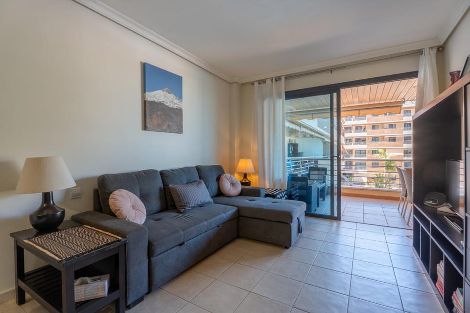 TV and multimedia, Living room, Seating area, Evening entertainment