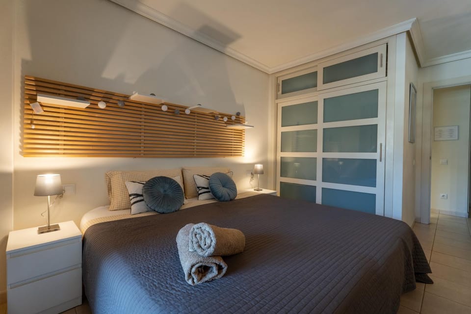 Bed, Photo of the whole room, Seating area, Bedroom