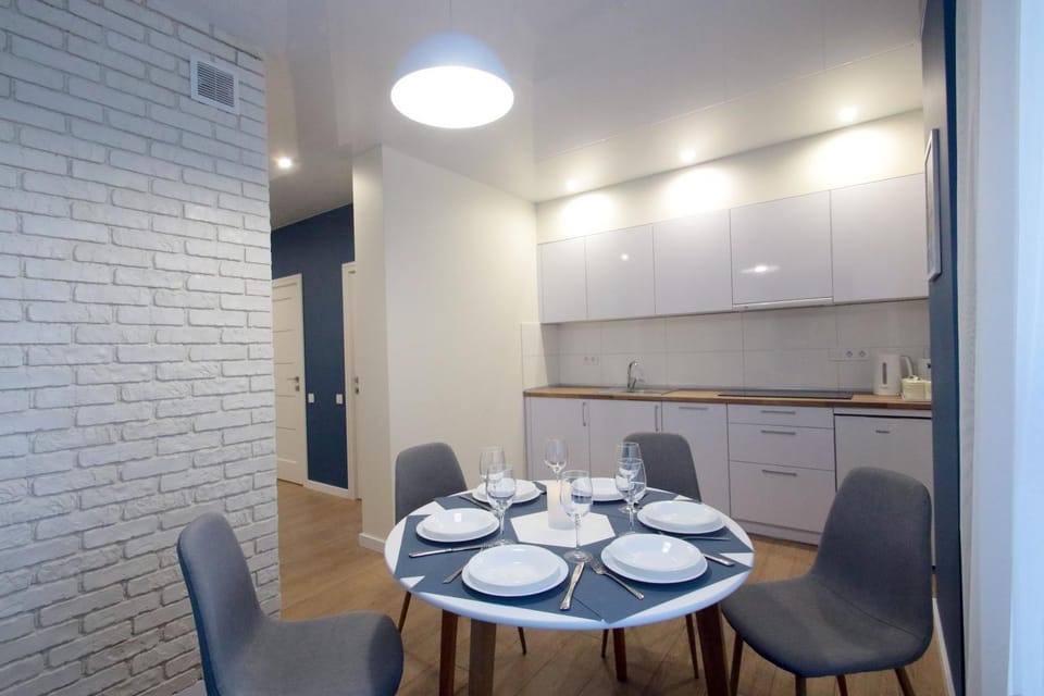 Kitchen or kitchenette, Dining area
