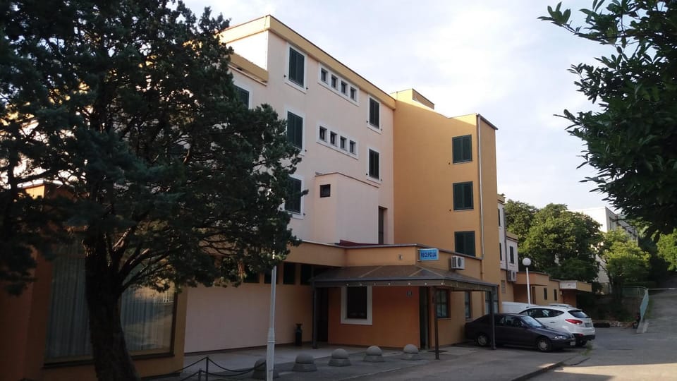 Facade/entrance, Off site