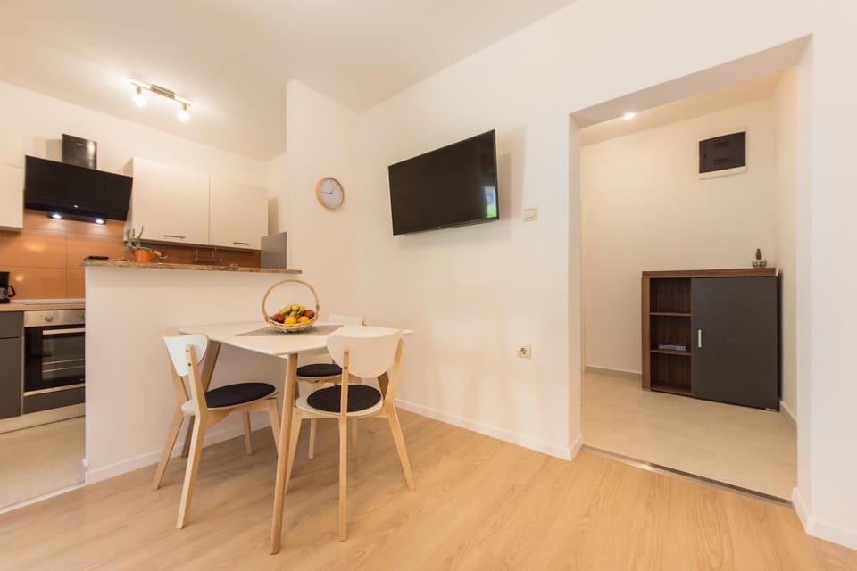 TV and multimedia, Living room, Dining area
